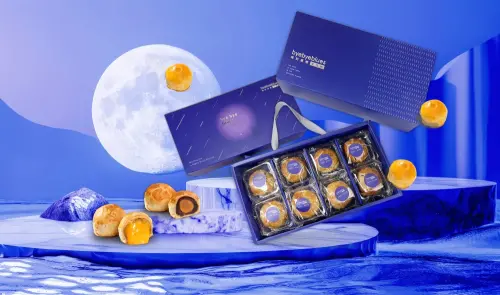 ▲「揮別憂鬱byebyeblues生乳捲」首度推出璀璨銀河-流沙奶黃蛋黃酥、星河映月-菠蘿蛋黃酥。（圖／品牌提供）