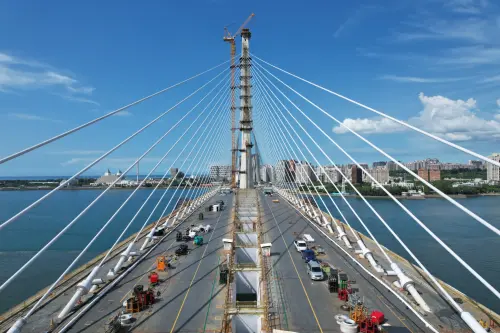 ▲淡江大橋下周合龍，預計明年5月通車。（圖／工信工程股份有限公司臉書）