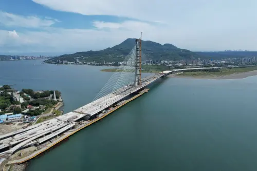 ▲淡江大橋完工後將成世界最大跨徑450公尺的單塔不對稱斜張橋。（圖／工信工程股份有限公司臉書）