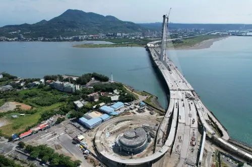 ▲淡江大橋完工後將成世界最大跨徑450公尺的單塔不對稱斜張橋。（圖／工信工程股份有限公司臉書）