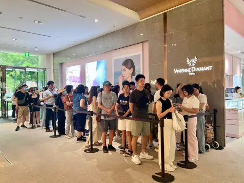 ▲台中名店「不二糕餅」今日快閃到台北遠百信義販售蛋黃酥，一早就有排隊人潮。（圖／不二糕餅提供）