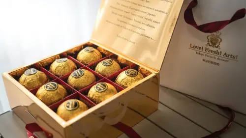 ▲東京巴黎甜點「金莎菠蘿蛋黃酥」9入款閃耀金黃禮盒888元。（圖／品牌提供）