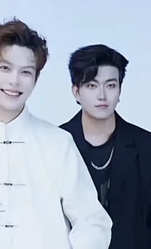 ▲男博主（右）套著煙燻妝濾鏡，神似Joeman。（圖／翻攝自Threads）