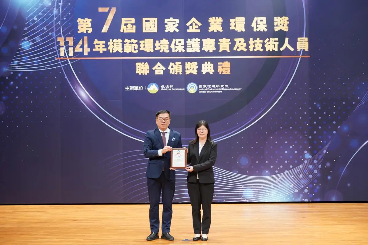 ▲漢翔總經理曹進平(第三排右2)，獲副總統蕭美琴接見，於總統府接受表揚。（圖／漢翔公司）