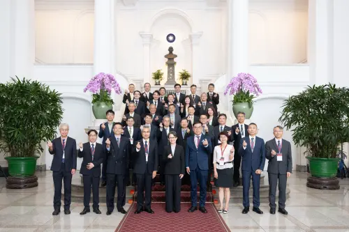 ▲漢翔岡山廠9/10獲頒「第七屆國家企業環保獎銀級獎」，環境部長彭啟明(左)頒獎，漢翔公司一級主管林月惠(右)代表受獎。（圖／漢翔公司）