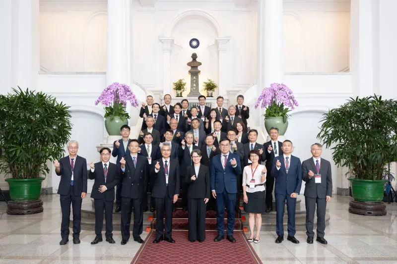 ▲漢翔岡山廠9/10獲頒「第七屆國家企業環保獎銀級獎」,環境部長彭啟明(左)頒獎,漢翔公司一級主管林月惠(右)代表受獎。(圖/漢翔公司)