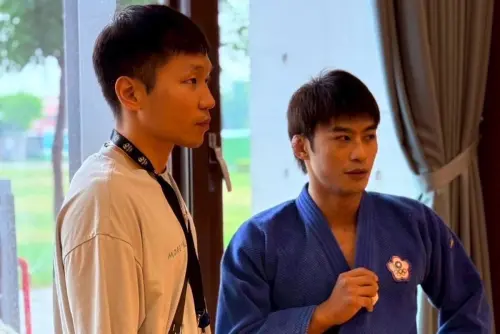 ▲運動部部長李洋今（12）日前往國訓中心，與昔日奧運戰友楊勇緯、李智凱相見並交換意見，只見他身著輕裝，與選手、教練們合影和聊天，絲毫看不到官架子。（圖／運動部提供）