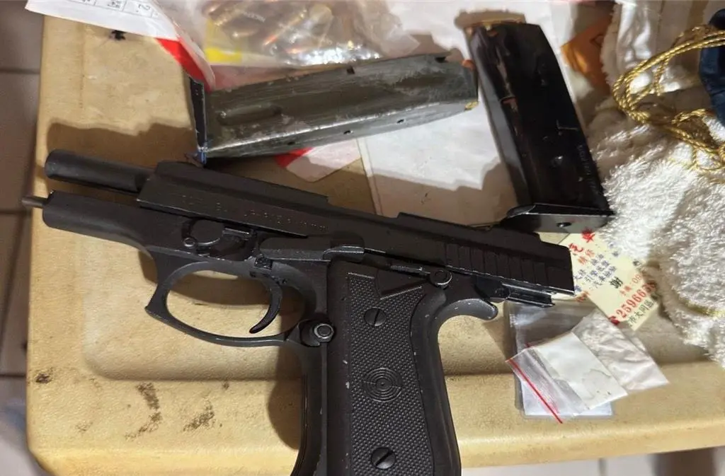 ▲警方查獲改造手槍及海洛因等毒品。（圖／翻攝畫面）