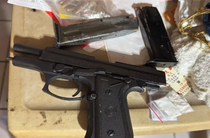 ▲警方查獲改造手槍及海洛因等毒品。（圖／翻攝畫面）