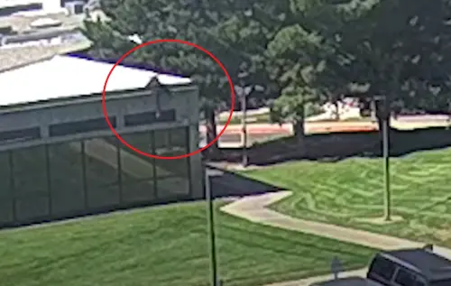 Charlie Kirk槍擊案兇嫌最新影片！從建築物屋頂跳下草坪逃之夭夭
