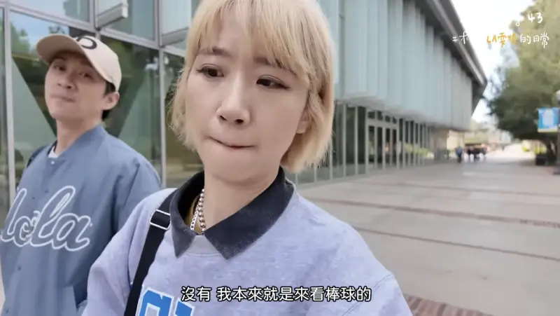 ▲Lulu（黃路梓茵，右）、陳漢典（左）驚喜宣布結婚消息，讓人好奇「什麼時候在一起的？」有網友翻出Lulu去美國LA工作的影片，發現陳漢典也跟著去，讓粉絲直說：「都是有跡可循！」（圖／翻攝自Lulu黃路梓茵）