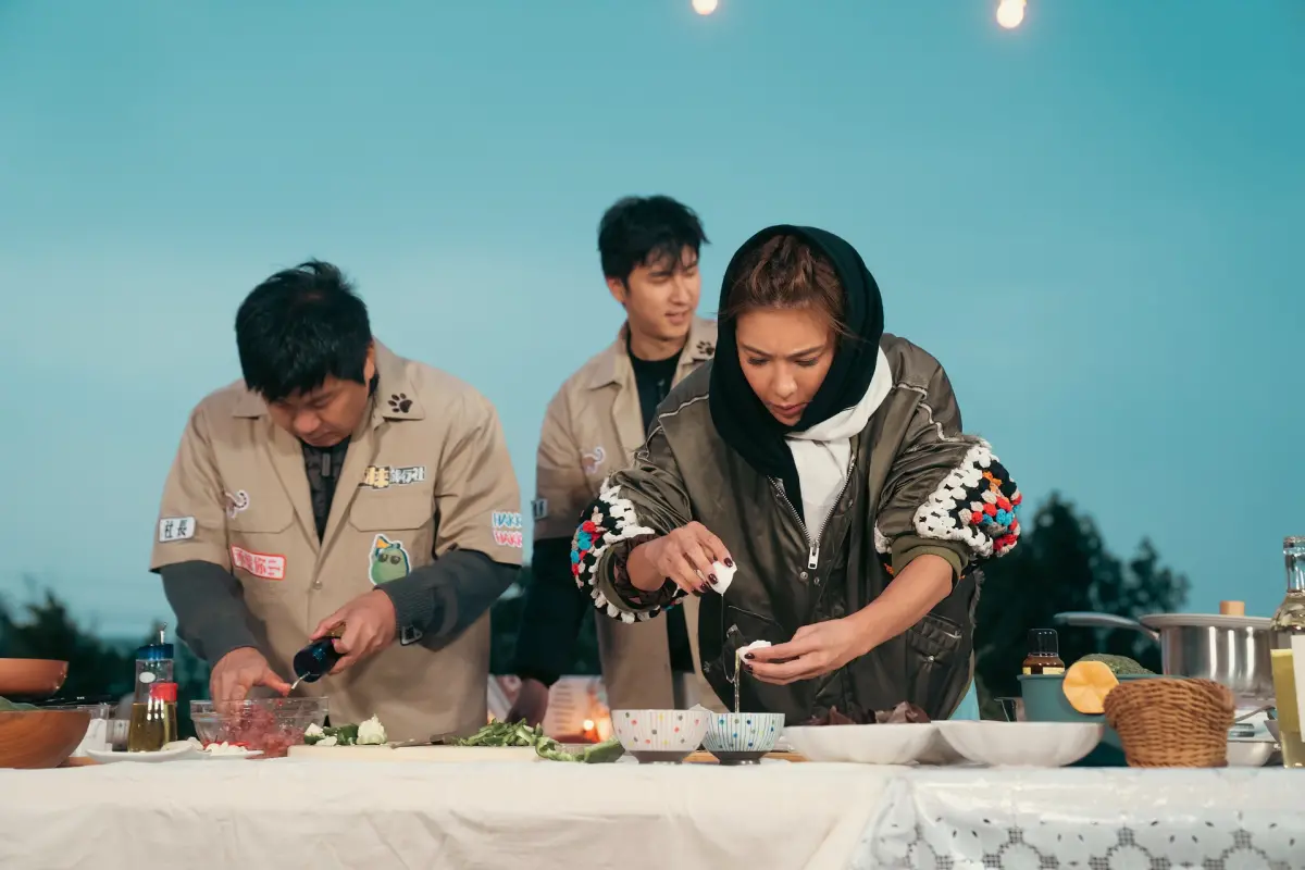 ▲小禎（右）在《胡來旅行社》中煮義大利麵，過去她曾用這道料理，介紹當時還是男友的李進良給胡瓜認識，結果胡瓜竟不理會，眾人笑說爸爸是不想面對。（圖／客家電視）