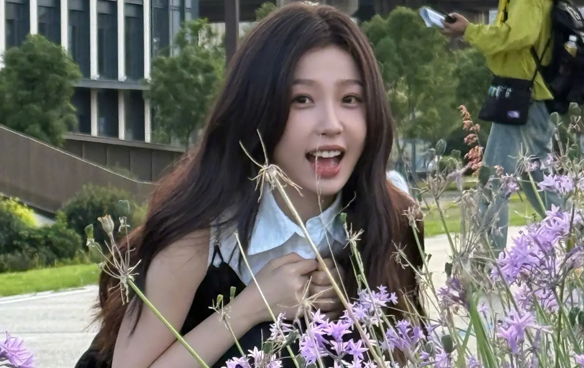 ▲虞書欣遭控霸凌已保持沉默32天，社群平台狂掉百萬粉絲。不料近日被發現在朋友圈曬自拍玩樂照，再度讓粉絲都超傻眼。（圖／微博@虞書欣Esther）