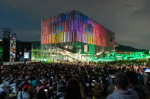 ▲新北市美術館於今年開館系列活動，打造建築光雕展演，運用光影藝術投射於美術館立面，將新北市美術館的建築及園區特色生動展現。