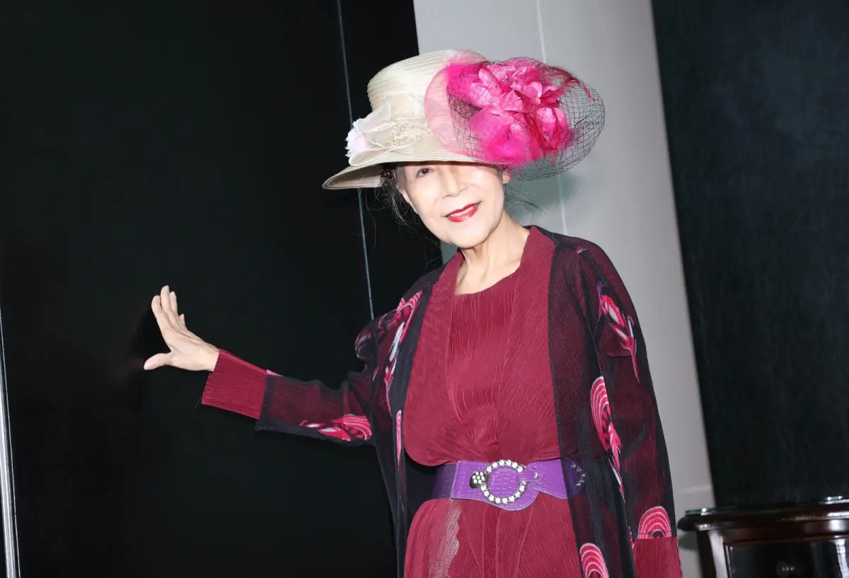 ▲戴著招牌大圓帽的傳奇歌手洪小喬（如圖），將在《台北大巨蛋民歌大團圓》演唱會獻唱，她揭露過去被日本富商開價月付400萬日圓、送2億元別墅求包養的往事。（圖／中華音樂人交流協會提供）