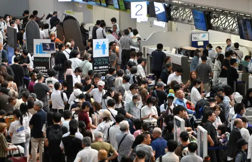 東京羽田機場雷雨強襲！逾百航班停飛2萬旅客滯留　跑道雷擊破損
