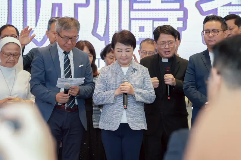 ▲2025台中市城市祈禱餐會，市長盧秀燕率市府多位局處首長到場，與基督教各宗派領袖及教友齊聚一堂，共同為城市獻上祝福(圖／市政府提供2025.9.12)