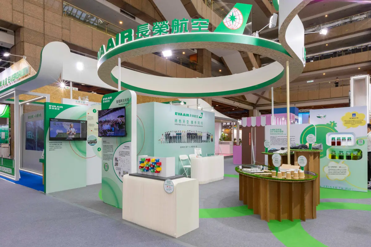 ▲長榮航空為唯一參展的航空公司，今年以「綠色天空．攜手同行」為主題，展出長榮航空的減碳策略與行動，包括引進AeroSHARK仿生薄膜技術、永續航空燃油(Sustainable Aviation Fuel, SAF)使用及最新環保機上用品等多項節油減碳措施，全面展現低碳創新的成果與實踐。（圖／長榮航空提供）