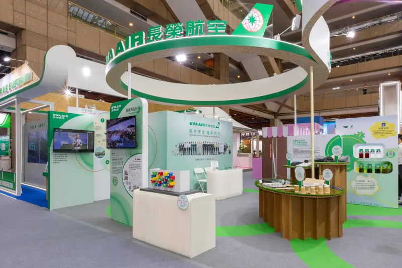 ▲長榮航空為唯一參展的航空公司，今年以「綠色天空．攜手同行」為主題，展出長榮航空的減碳策略與行動，包括引進AeroSHARK仿生薄膜技術、永續航空燃油(Sustainable Aviation Fuel, SAF)使用及最新環保機上用品等多項節油減碳措施，全面展現低碳創新的成果與實踐。（圖／長榮航空提供）