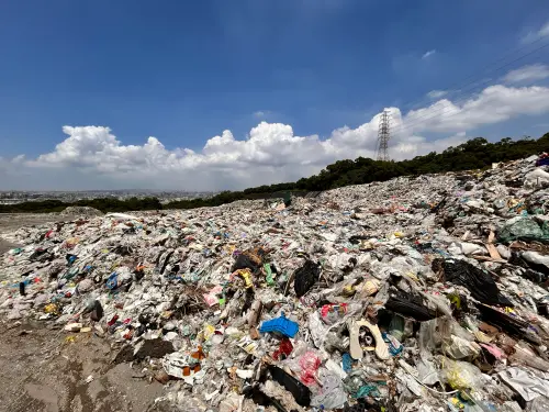 綠要求盧秀燕為大里垃圾山道歉　中市府：現有作法確比「龍版」優
