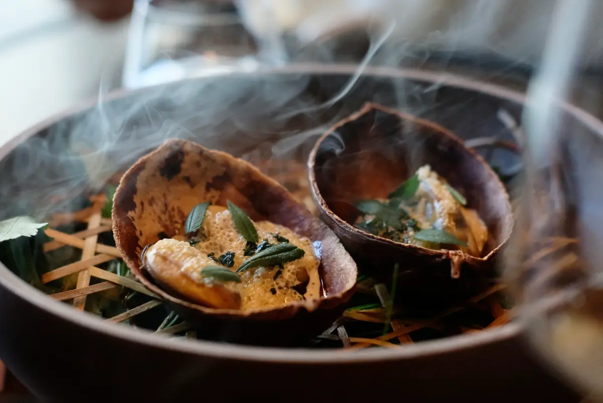 ▲台南晶英酒店推出年度盛大活動「火焱盛典」，集結三家名店主廚，包含有屏東最難預約餐廳稱號的「AKAME」主廚彭天恩、「Torien Yakitori鳥苑」主廚湯仲鴻以及「FirePlay」主廚蘇濟恒，道道精彩。圖為AKAME推出的「煙燻淡菜」。（圖／記者葉盛耀攝）