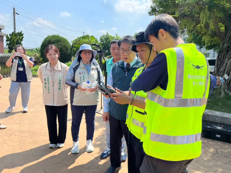 ▲市長黃偉哲今天前往東山區聖賢里聖賢國小廣場，視察無人機巡查作業並慰勉消防局飛手及安全官。（圖／南市府提供）
