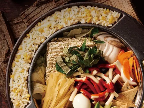 ▲兩餐以年糕火鍋為主體，搭配多種副餐、湯頭，讓顧客自己選擇喜好的湯頭。（圖／翻攝自『 兩餐 』 두끼 韓國年糕火鍋吃到飽-板橋店）