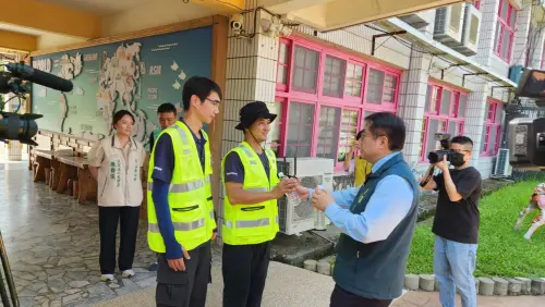 ▲市長黃偉哲慰問消防局無人機飛行操作人員。（圖／南市府提供）