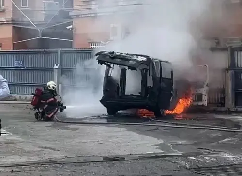 ▲廂型車被燒成廢鐵。（圖／民眾提供）