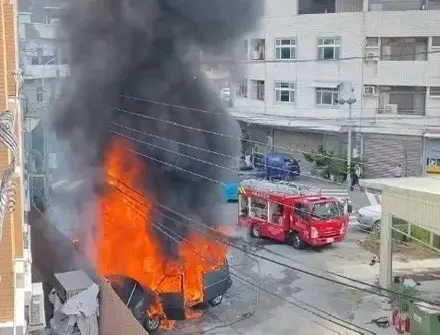 ▲彰化縣秀水鄉一輛停在路邊的廂型車上午火燒車，整個車陷入火海。（圖／翻攝彰化踢爆網）
