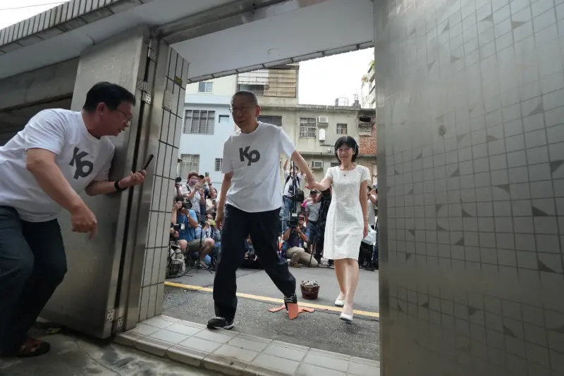 ▲柯文哲日前在交保後，和妻子陳佩琪回新竹老家過火爐。（圖／台灣民眾黨提供）