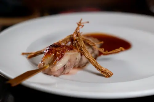 ▲湯仲鴻主廚帶來的菜色包含以去骨雞腿肉，還特地在雞皮之夏嵌入鹹香火腿。（圖／記者葉盛耀攝）