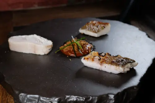 ▲FirePlay的蘇濟恒主廚選用台灣三款代表性魚種來展現直火燒烤的功力。（圖／記者葉盛耀攝）