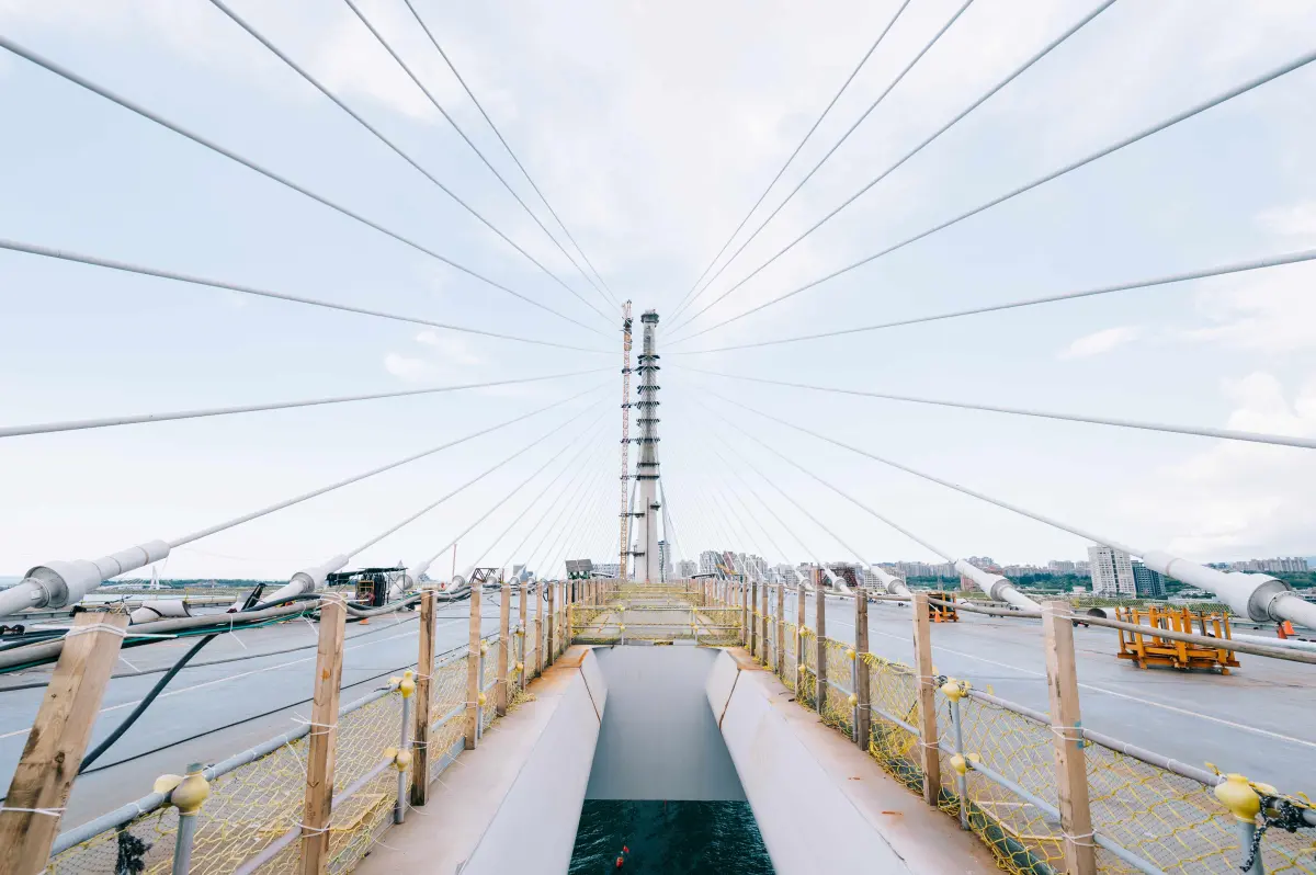 ▲交通部長陳世凱今（12）日下午前往新北市淡水河口臺北港及八里工區，5度抵達淡江大橋施工現場，視察最後一個節塊（八里端第26節塊）船運作業與橋面準備情形。（圖／公路局提供）