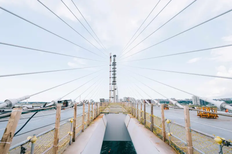 ▲交通部長陳世凱今（12）日下午前往新北市淡水河口臺北港及八里工區，5度抵達淡江大橋施工現場，視察最後一個節塊（八里端第26節塊）船運作業與橋面準備情形。（圖／公路局提供）