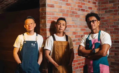 ▲「火焱盛典」集結三家名店主廚，包含有屏東最難預約餐廳稱號的「AKAME」主廚彭天恩（右）、台中米其林指南推薦「Torien Yakitori鳥苑」主廚湯仲鴻（左）、以及被譽為「最會玩火的男人」的「FirePlay」主廚蘇濟恒。（圖／台南晶英提供）