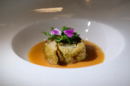 ▲鳥苑的人氣料理「焦化高麗菜」，在餐宴中也吃得到。（圖／記者葉盛耀攝）