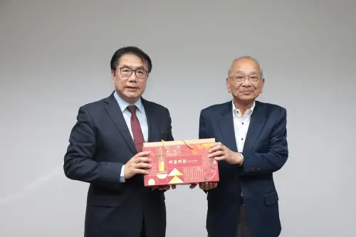 ▲台南市長接見日本蓬萊會代表篠原徹，致贈伴手禮。（圖／南市府提供）