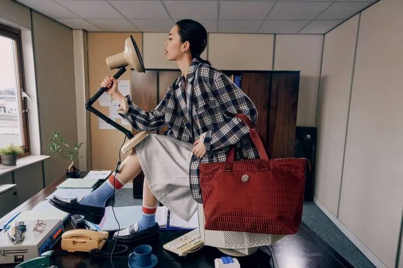 ▲酒紅色系單品憑藉其深邃優雅的色調，成為各大品牌本季最受矚目的時尚焦點。（圖／Kipling提供）