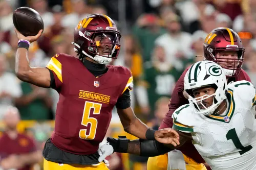 ▲指揮官四分衛丹尼爾斯傳200碼（Jayden Daniels）雖送出2達陣，但遭包裝工防守組4次擒殺，難以施展拳腳。（圖／路透／達志影像）