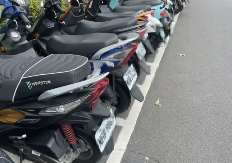 機車停戶外一晚被亂塞垃圾！她清理驚見「救援真相」：我好愛台灣