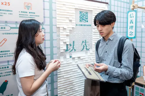 ▲信義企業集團設計了「薄荷種子紙」牆，會隨著展覽時間越長而剩下越少展物，並轉化成家中綠化環境的小植栽，以「減法」和「循環」展出呈現ESG策展的心意。（圖／信義房屋提供）