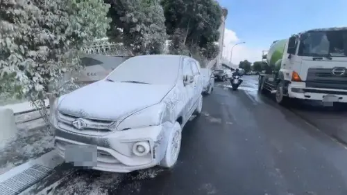 台中下雪了？環球水泥粉塵三度外洩　50車慘遭白灰覆蓋
