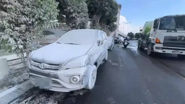 台中下雪了？環球水泥粉塵三度外洩　50車慘遭白灰覆蓋