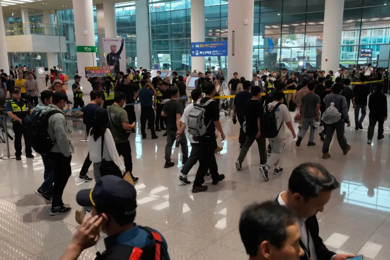    ▲今日下午搭包機抵達仁川機場的包括316位韓國公民，以及10名中國人、3名日本人和1名印尼人，他們都是在ICE突襲行動中，於工廠被捕的人員。（圖／美聯社／達志影像）  