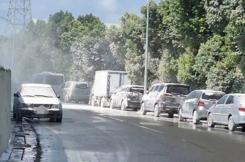 ▲台中水泥廠爐石粉洩漏，周圍停放車道如同被積雪覆蓋。 （圖／民眾提供）