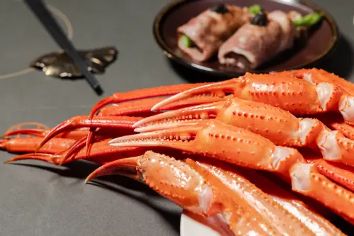 ▲「旭集 和食集錦」，於9月15日起於台北三間門市平日與假日下午餐時段升級供應雪蟹腳，等於1090元+10%起就吃得到。（圖／饗賓集團提供）