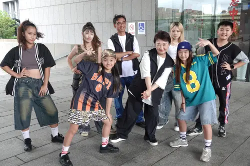 影／盧秀燕街舞處女秀登場！舞師青春無敵　網狂讚媽媽市長好可愛
