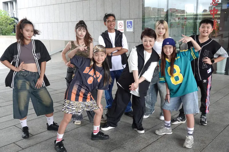 ▲盧秀燕第一次跳街舞的指導老師，就是與她合影的孩子們。（圖／台中市政府提供，2025.09.12）