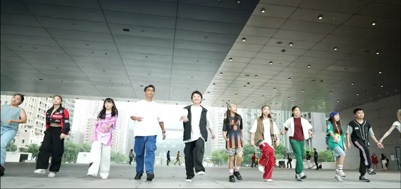    ▲孩子們一句「跟著律動走就對了」！盧秀燕自信走出街舞神韻。（圖／台中市政府提供，2025.09.12）  